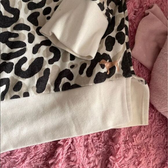 Large VS pink leopard/cheetah/animal print crewneck pullover sweatshirt top - Picture 3 of 4